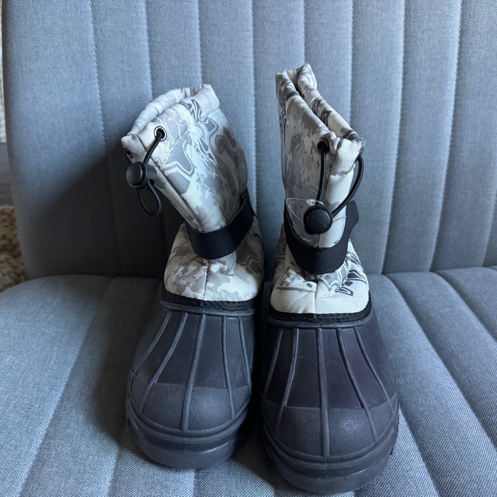 RedHead Kids Snow Boots in Black and Gray
